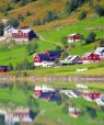 Irgendwo in Norwegen: H�user spiegeln sich im Wasser