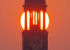 Hinter dem Hamburger Michel geht die Sonne langsam unter.