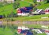 H�user spiegeln sich im Wasser.